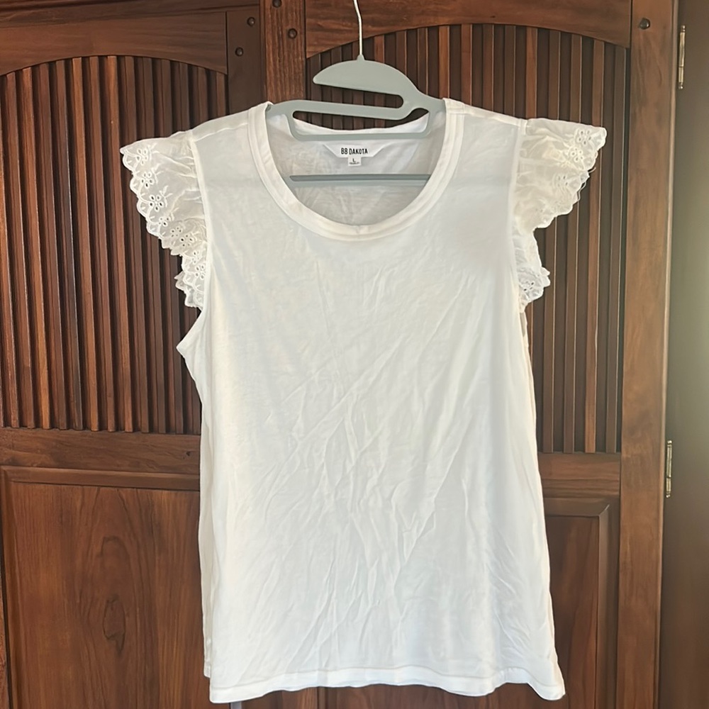 BB Dakota Woman’s T-Shirt with lace Sleeves NWOT Size L
